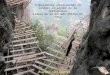 Trabajadores construyendo un sendero alrededor de la vertiginosa ladera de la montaña Shifou en China Avanzar manualmente