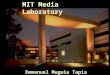 MIT Media Laboratory Emmanuel Muguia Tapia. Que es el Media Lab? Es un edificio-laboratorio de MIT. Surgió en 1980. (Grupo de Arquitectura de las Maquinas)