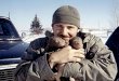 Este hombre encontro en Alaska 2 bebés Grizly con su mama muerta. Uno de los dos bebés osos sobrevivio y el chico decidio ocuparse de el hasta su madurez